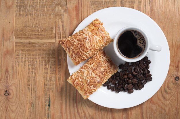 Kaffee- und Blätterteigplätzchen mit Käse