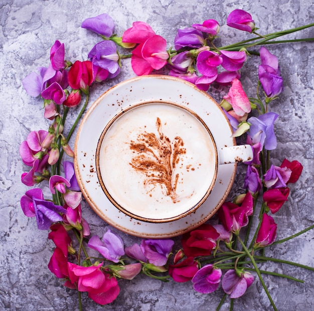 Kaffee und Blumen. Draufsicht