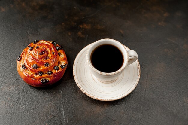 Kaffee und Brötchen auf einem Steintisch. Frühstück