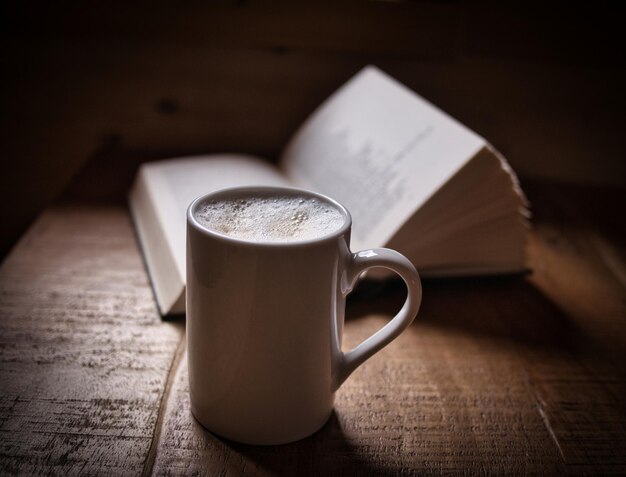 Foto kaffee und buchlesen