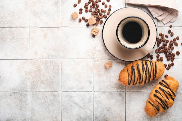 Kaffee und Croissant Espressokaffee und Croissant mit Schokolade auf altem, rissigem Fliesentisch Perfektes Croissant-Frühstück am Morgen Rustikaler Stil Draufsicht Mock up