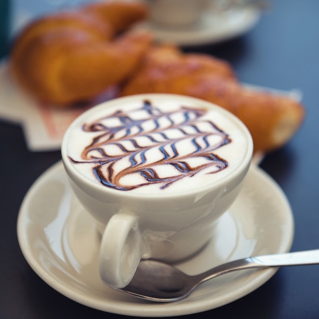 Kaffee und Croissant. Große Tasse Cappuccino