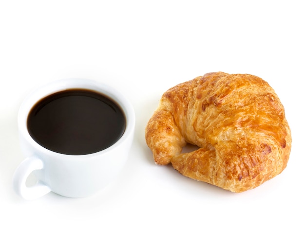 Kaffee und Croissant lokalisiert auf Weiß