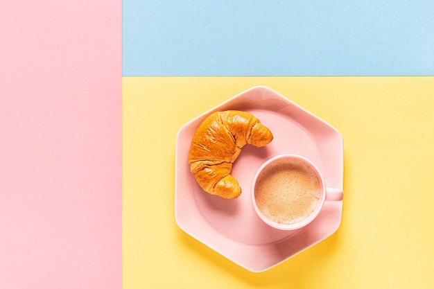 Kaffee und Croissants auf einem hellen trendigen Hintergrund, Draufsicht, flache Lage.