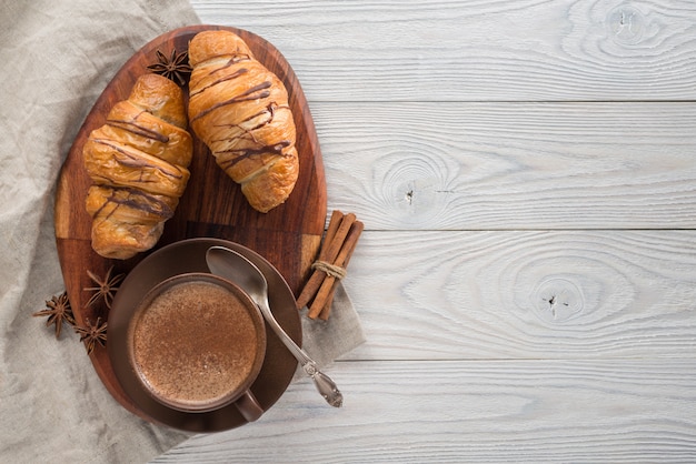 Kaffee und Croissants