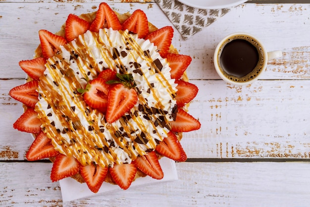 Kaffee und Erdbeere mit Schlagsahne-Krusten-Torte auf weißer Oberfläche