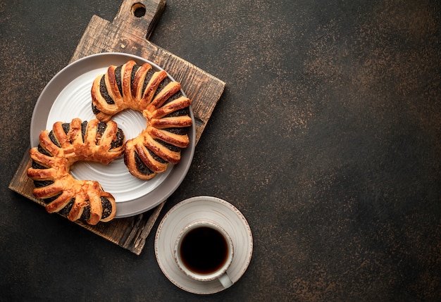 Kaffee und frisches Gebäck, Bagels mit Marmelade auf Steinhintergrund mit Kopierraum für Ihren Text