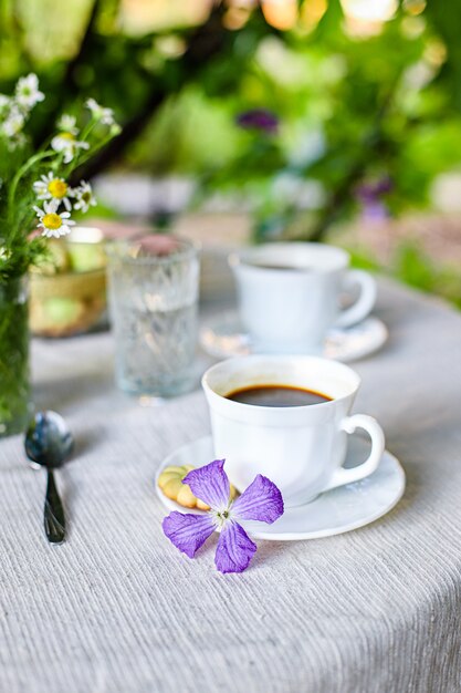 Kaffee und Frühstück auf dem Tisch Essen im Freien