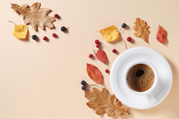 Kaffee und Herbstlaub