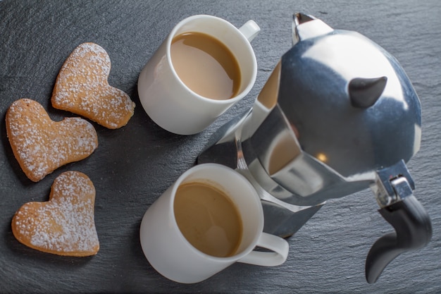 Kaffee und herzförmige Kekse