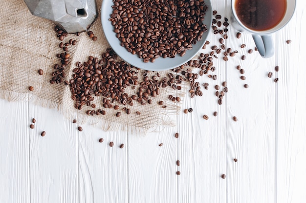 Kaffee und Kaffeebohnen auf weißem Hintergrund