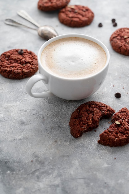 Kaffee und Kekse Gesunde Haferkekse und Kaffeetasse mit Milchschaum-Frühstückskonzept Platz kopieren