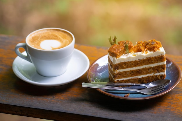 Foto kaffee und kuchen auf dem tisch