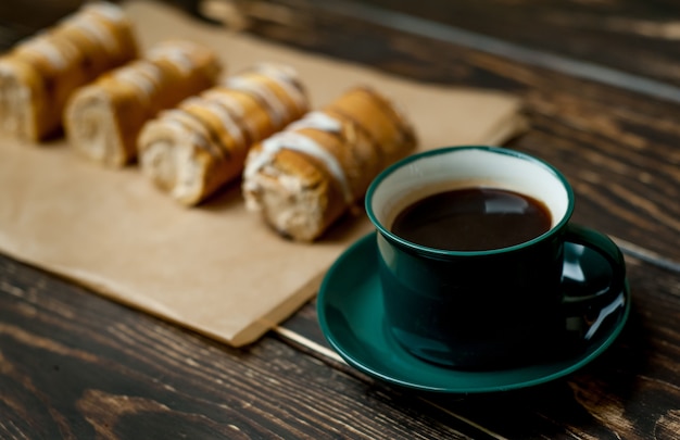 Kaffee und Kuchen zum Frühstück auf Holzhintergrund