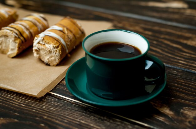 Kaffee und Kuchen zum Frühstück auf Holzhintergrund