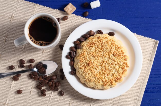 Kaffee und Lebkuchen mit Nüssen