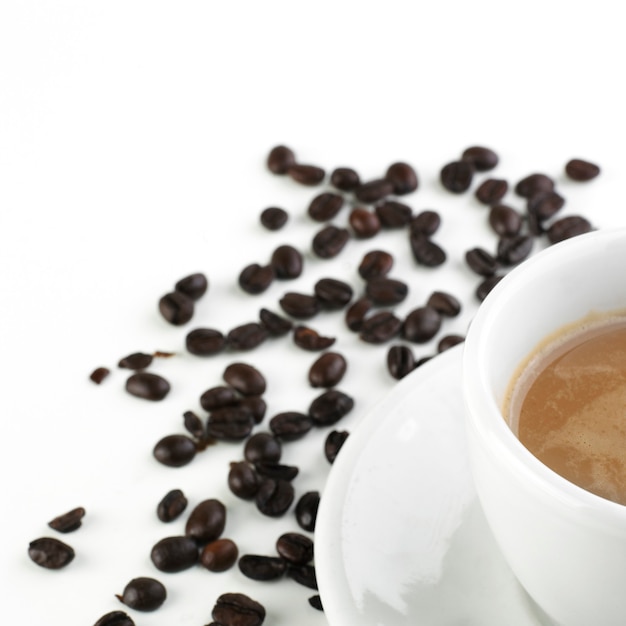 Kaffee und Milch mit Bohnen auf Weiß isoliert