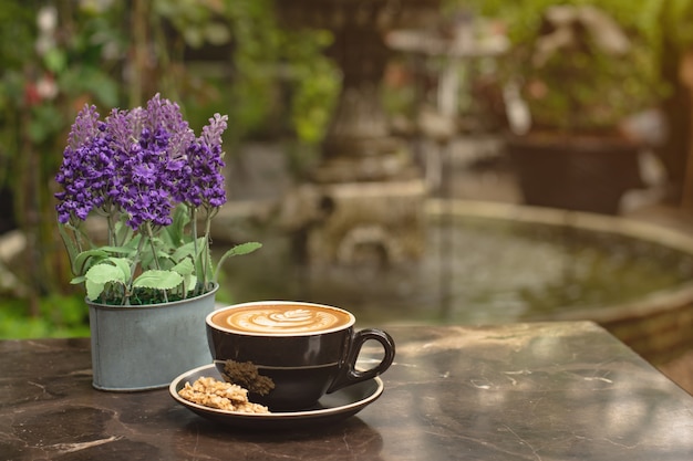 Foto kaffee und nachtisch auf dem gartentisch.