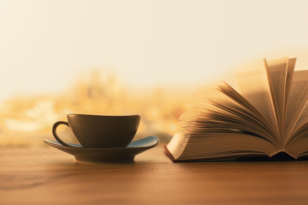 Kaffee und offenes Buch