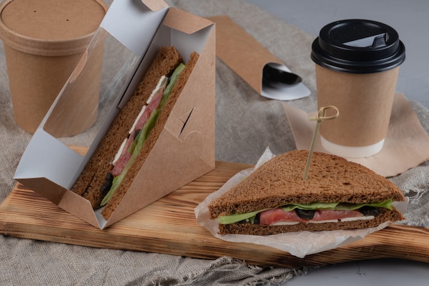 Kaffee und Sandwiches in Bastelbox