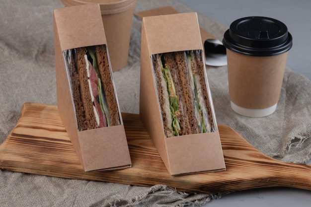Foto kaffee und sandwiches mit frischem gemüse