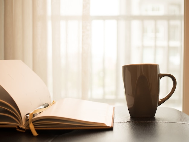 Kaffee und Tagebuch in der Entspannungszeit für modernen Lebensstil