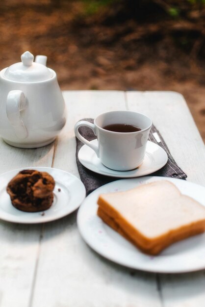 Kaffee und Tasse auf dem Tisch