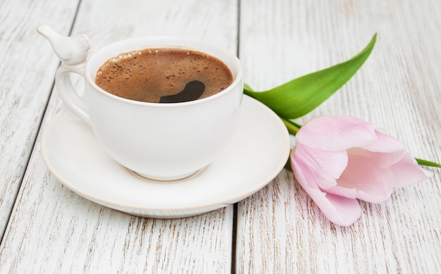 Kaffee und Tulpen