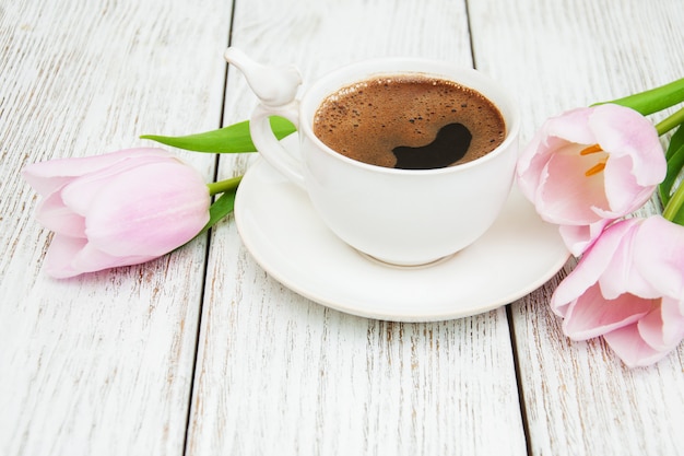 Kaffee und Tulpen