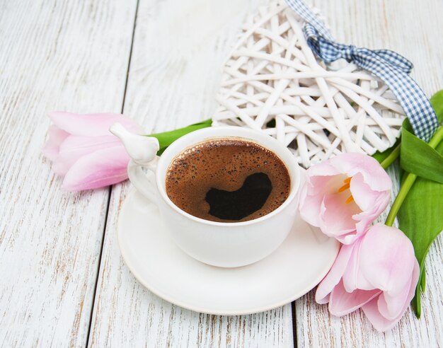 Kaffee und Tulpen