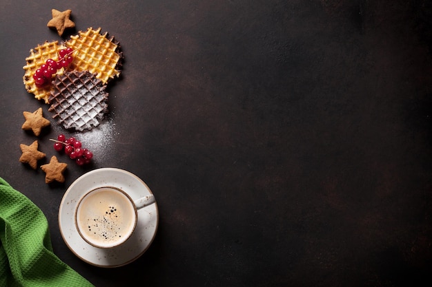 Kaffee und Waffeln mit Beeren