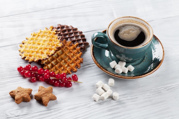 Kaffee und Waffeln mit Beeren