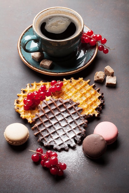 Kaffee und Waffeln mit Beeren