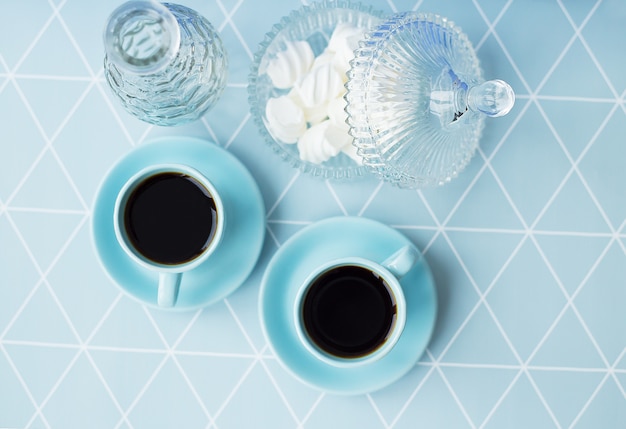 Kaffee, Untertasse und Schüssel Marshmallows