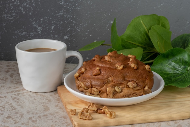 Foto kaffee walnussbrot mit kaffee serviert