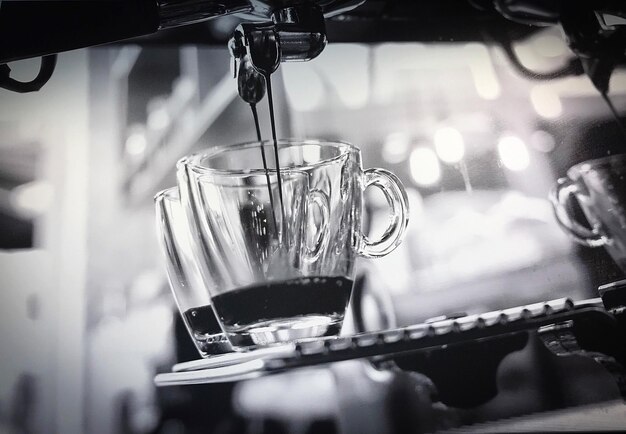 Foto kaffee wird im café in eine tasse gegossen