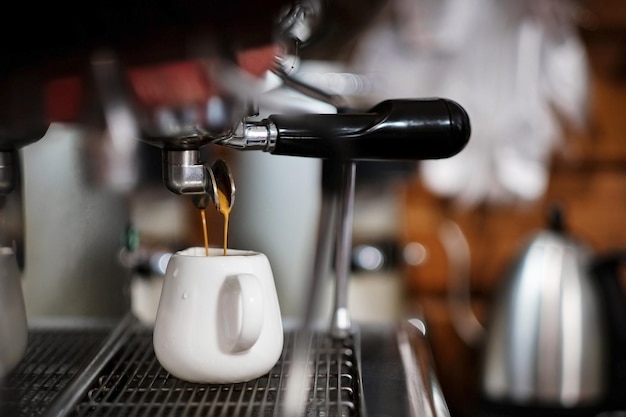 Kaffee wird in einer Kaffeemaschine in einem Café zubereitet.