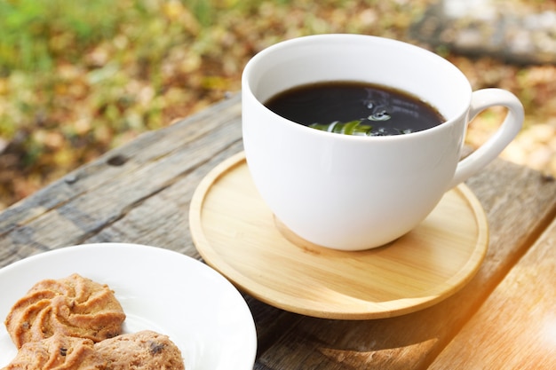 Kaffee wird in einer weißen Tasse serviert