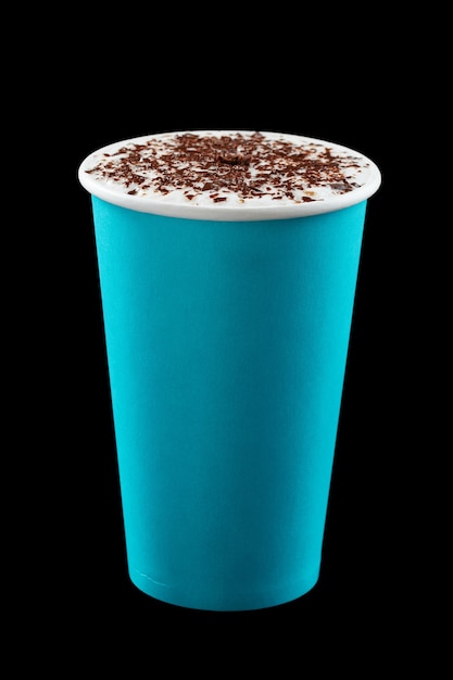 Kaffee zum Mitnehmen in blauem Pappglas auf schwarzem Hintergrund isoliert