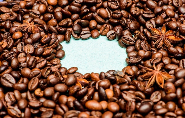 Kaffee zur Inspiration und Energieladung. Textur- und Hintergrundkonzept. Frisch geröstete Kaffeebohnen. Getränk mit Koffein und Gewürzen. Café oder Laden. Röstgrad der Kaffeebohnen.
