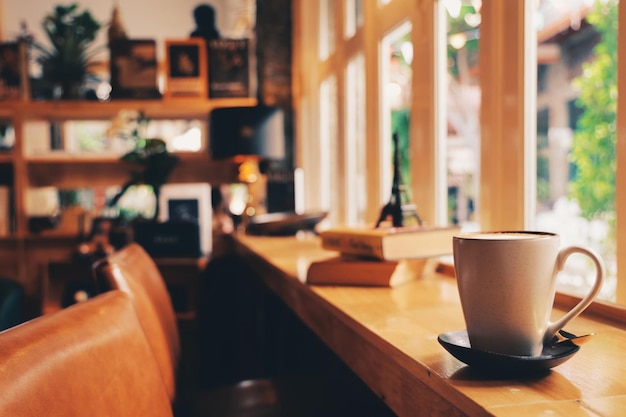 Foto kaffeebecher auf dem tisch im café