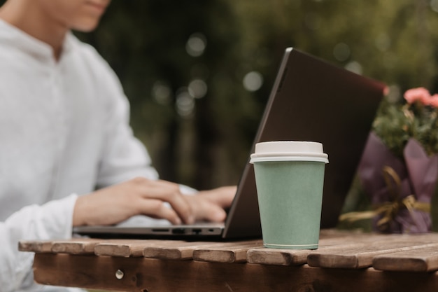 Kaffeebecher auf einem Tisch.