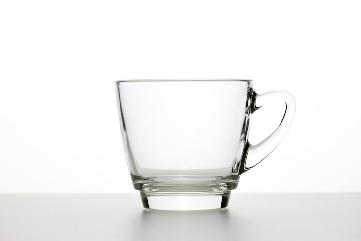 Foto kaffeebecher auf weißem hintergrund