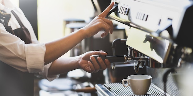 Kaffeebecher in der Hand