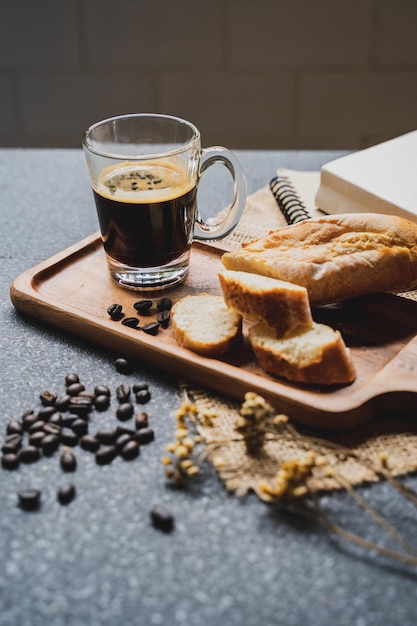 Kaffeebecher und Brote auf dem Tablett auf dem Tisch