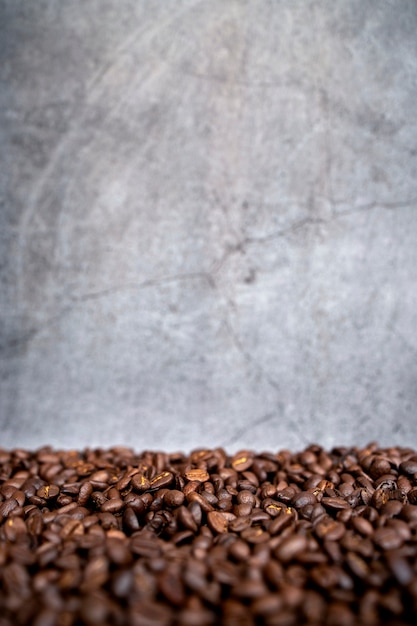 Kaffeebohne auf altem Zementboden
