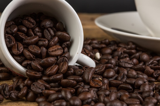 Kaffeebohne auf hölzernem Hintergrund des Schmutzes