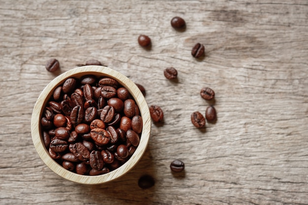 Kaffeebohne auf hölzerner Schüssel für die Herstellung des Getränkkaffees