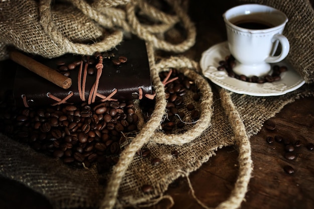 Kaffeebohne auf textilem Hintergrund