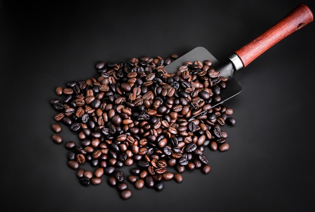 Kaffeebohne dunkel mit verschwommenen Hintergrund